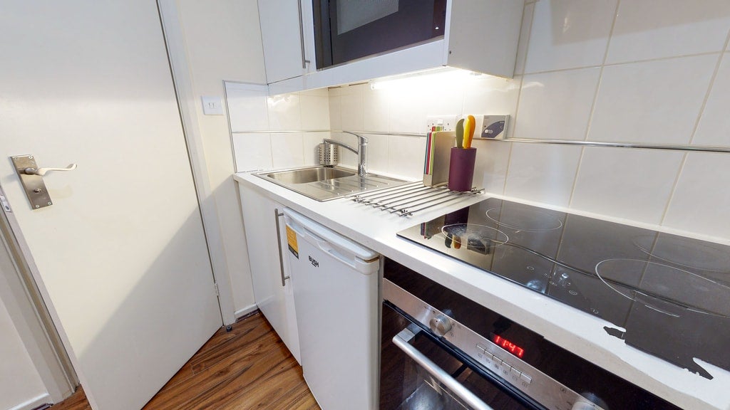 Room Cranhurst Road in Greater London