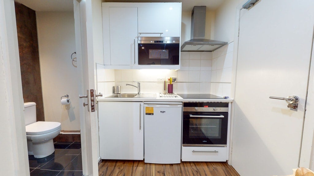 Room Cranhurst Road in Greater London