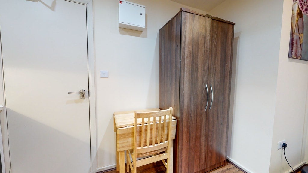 Room Cranhurst Road in Greater London