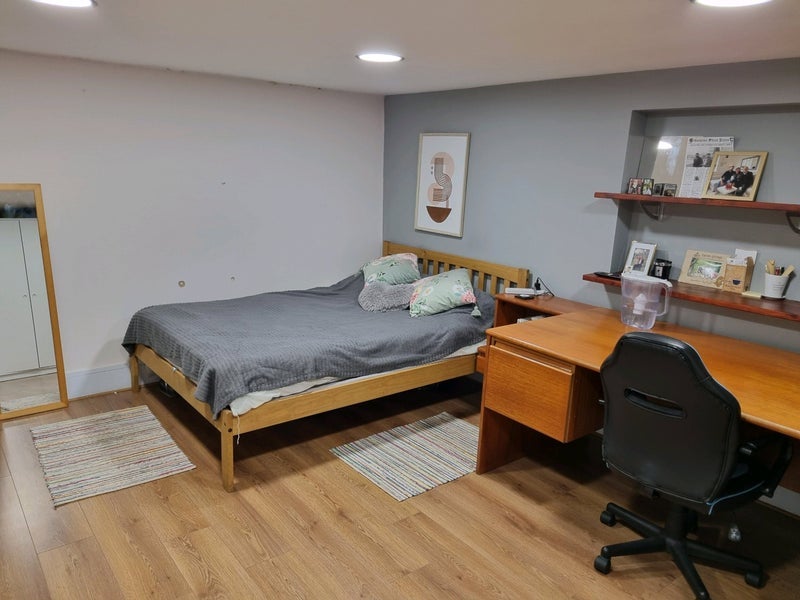 Room Warwick Road in Greater London