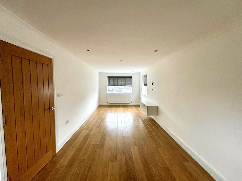 Flat Victoria Road in Greater London