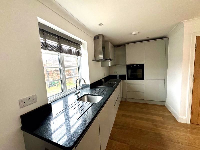 Flat Victoria Road in Greater London