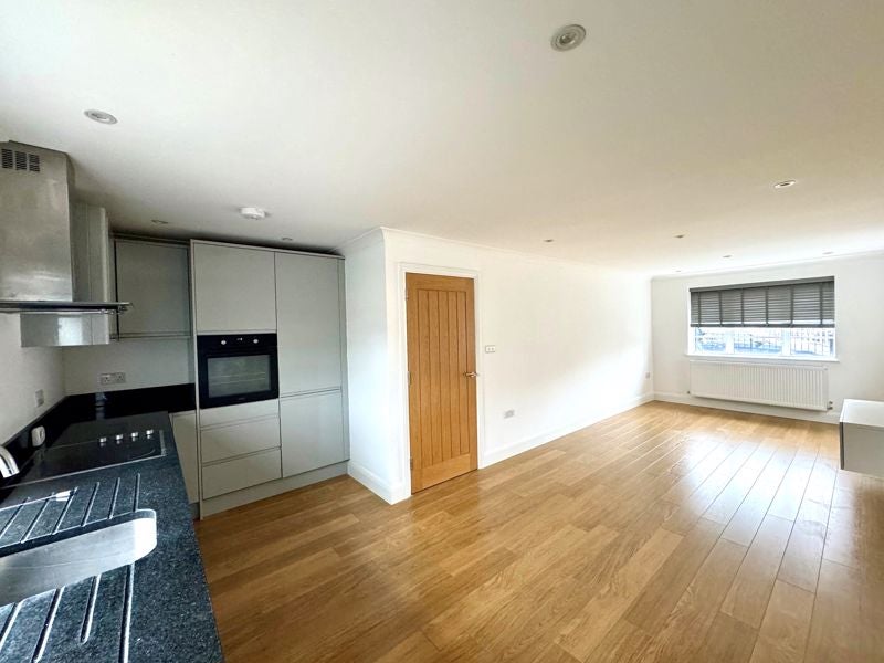 Flat Victoria Road in Greater London