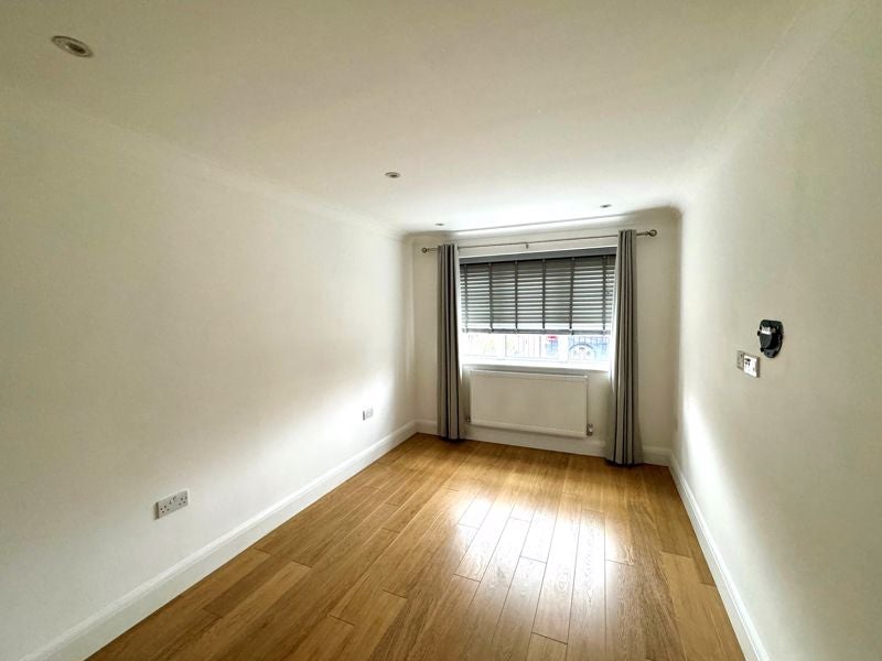 Flat Victoria Road in Greater London