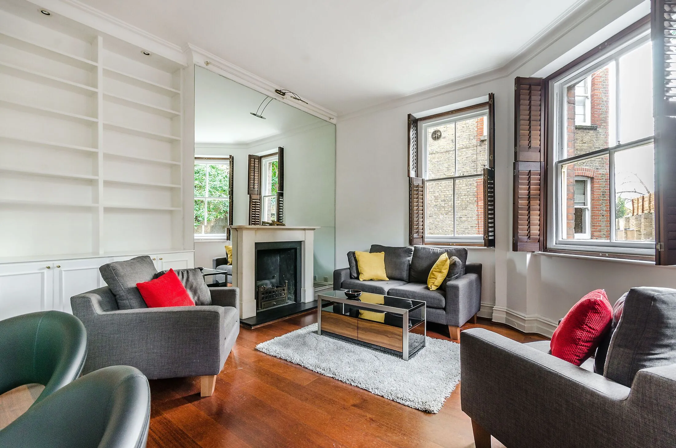 Flat Harley Gardens in Greater London