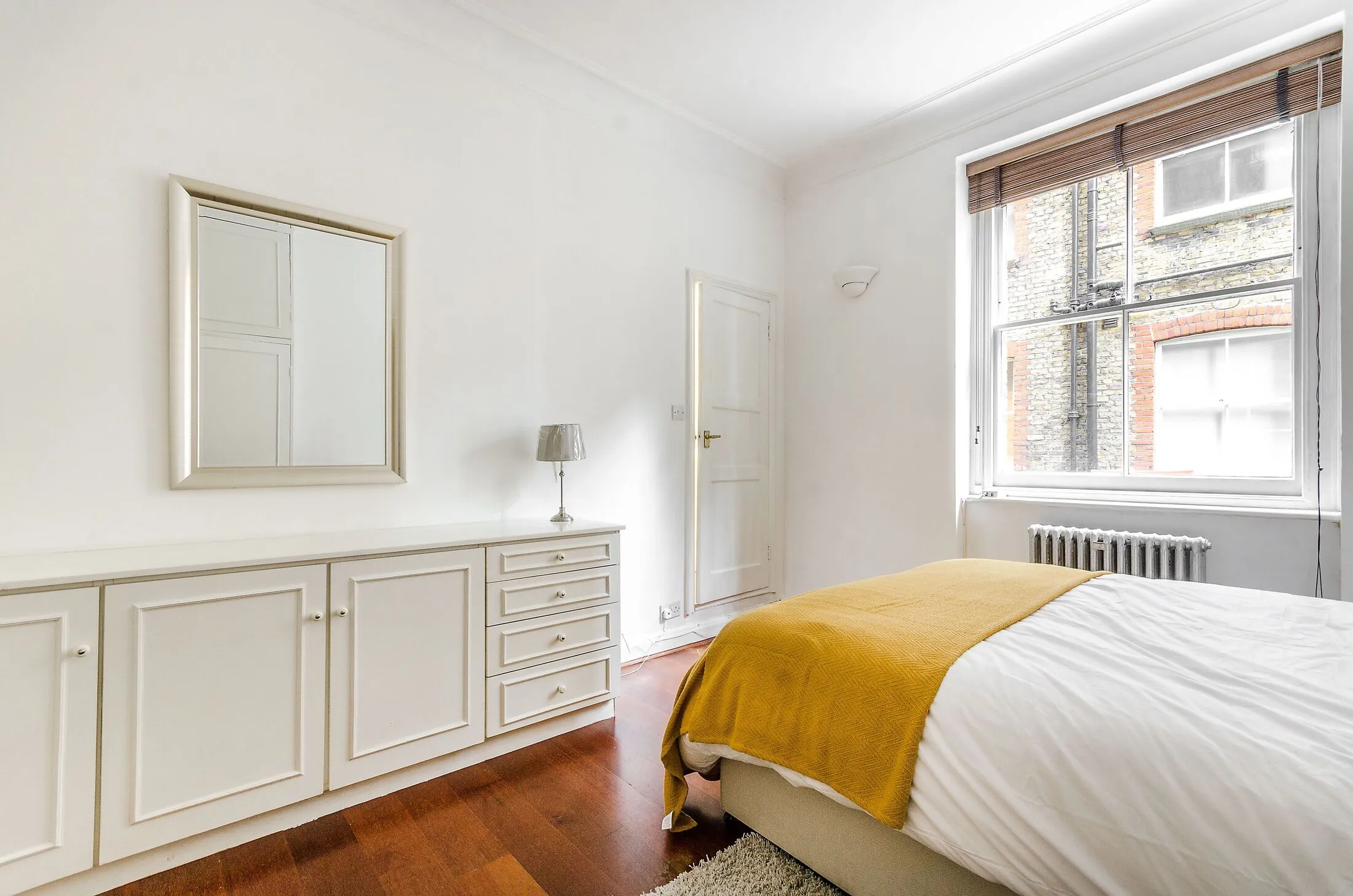 Flat Harley Gardens in Greater London