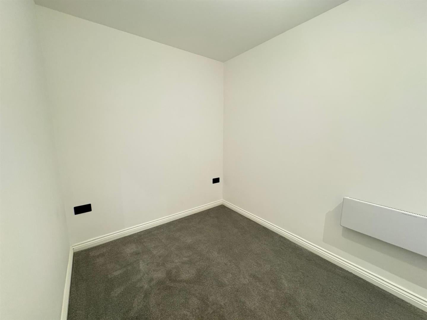 Flat Whitehall Road in Leeds