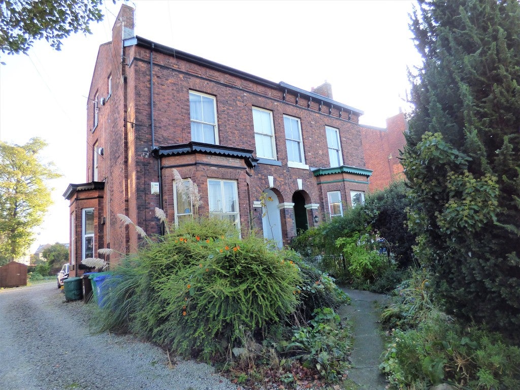 Flat St Clements Road in Manchester