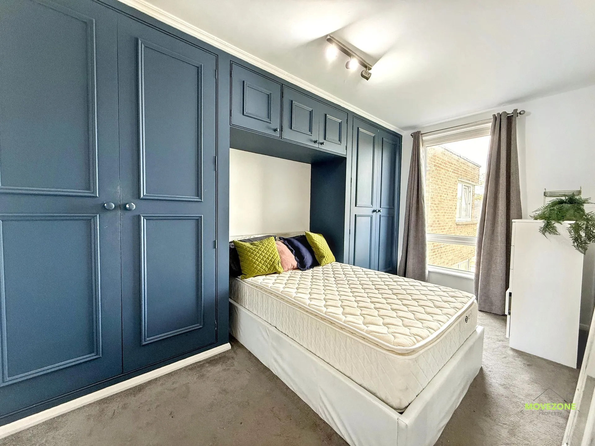 Flat Mottingham Lane in Greater London