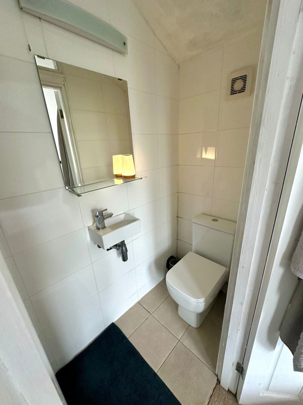 Room Brightwell Crescent in Greater London