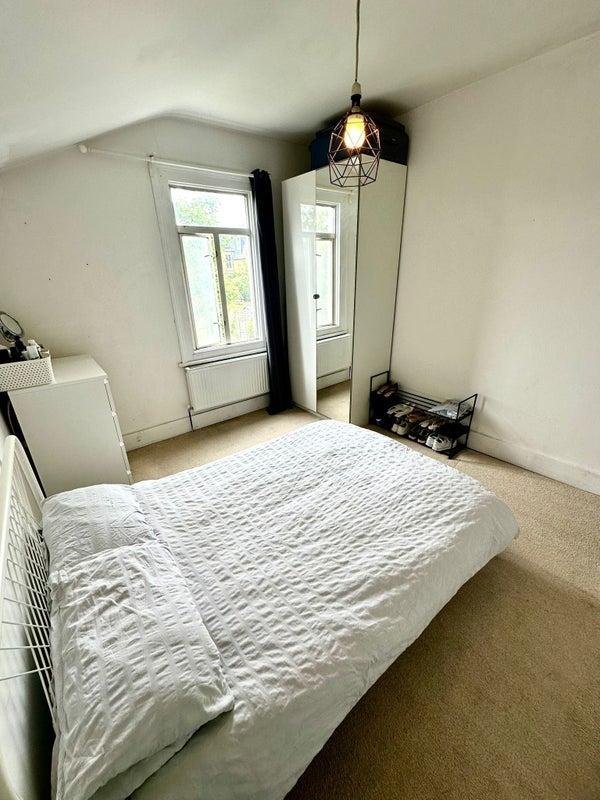 Room Brightwell Crescent in Greater London