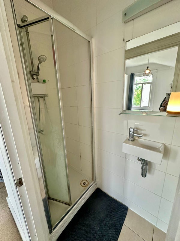 Room Brightwell Crescent in Greater London