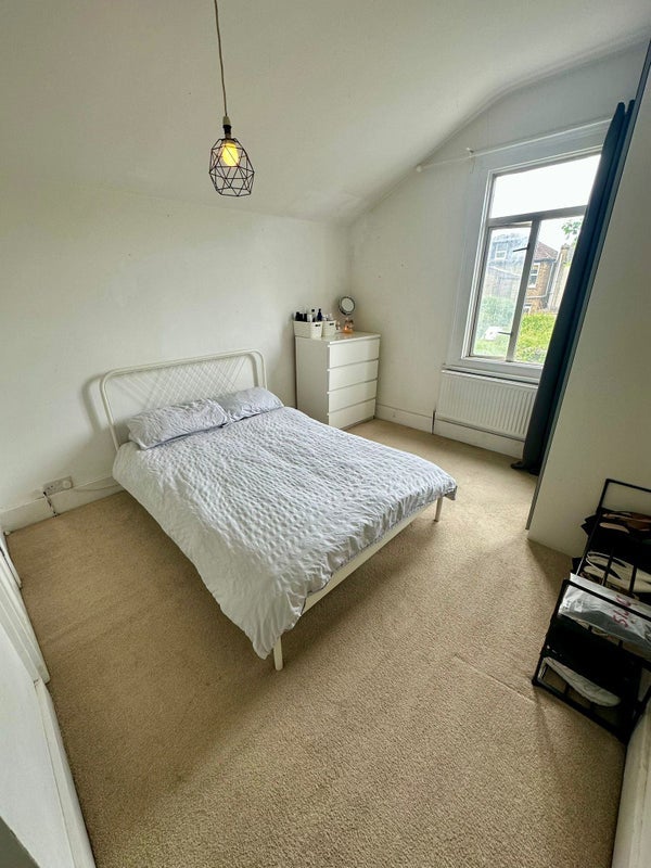 Room Brightwell Crescent in Greater London