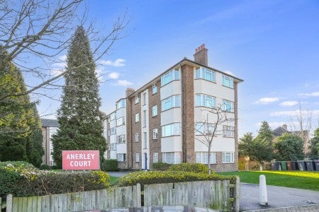 Flat Trenholme Close in Greater London