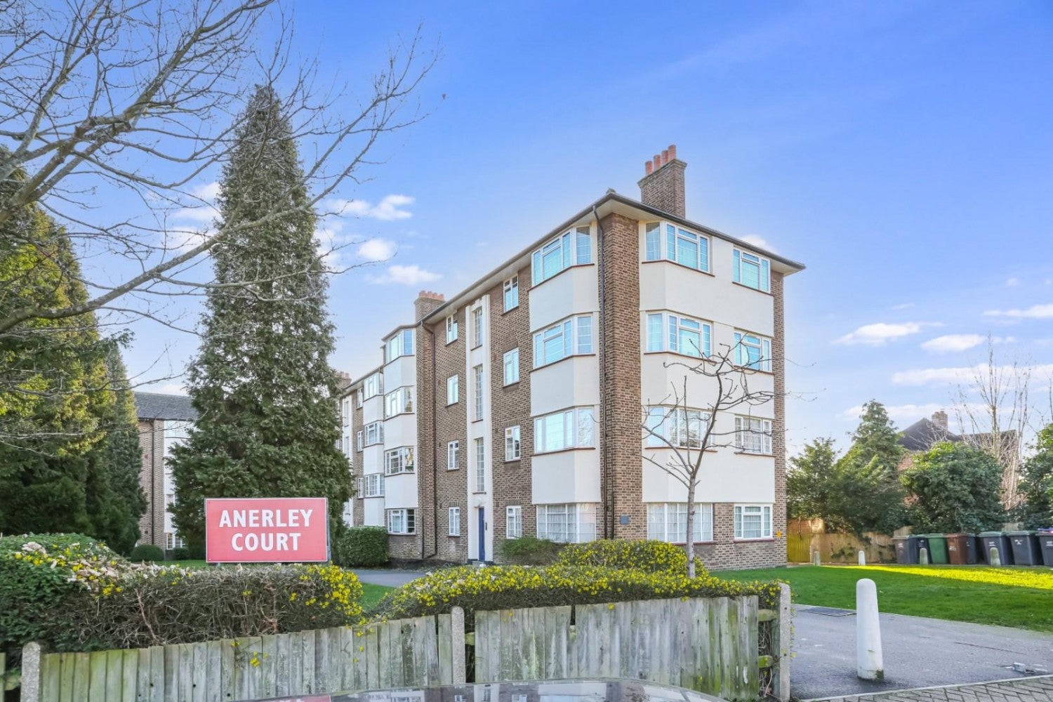Flat Trenholme Close in Greater London