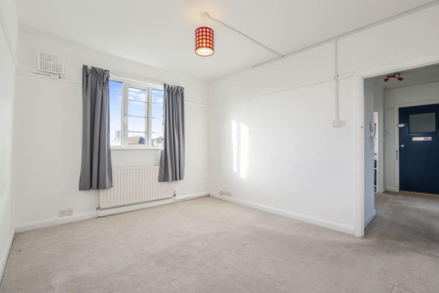 Flat Trenholme Close in Greater London