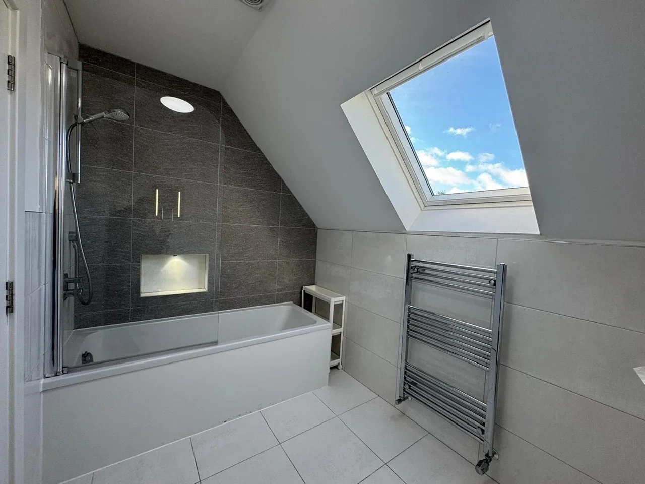 Flat Bramley Road in Greater London