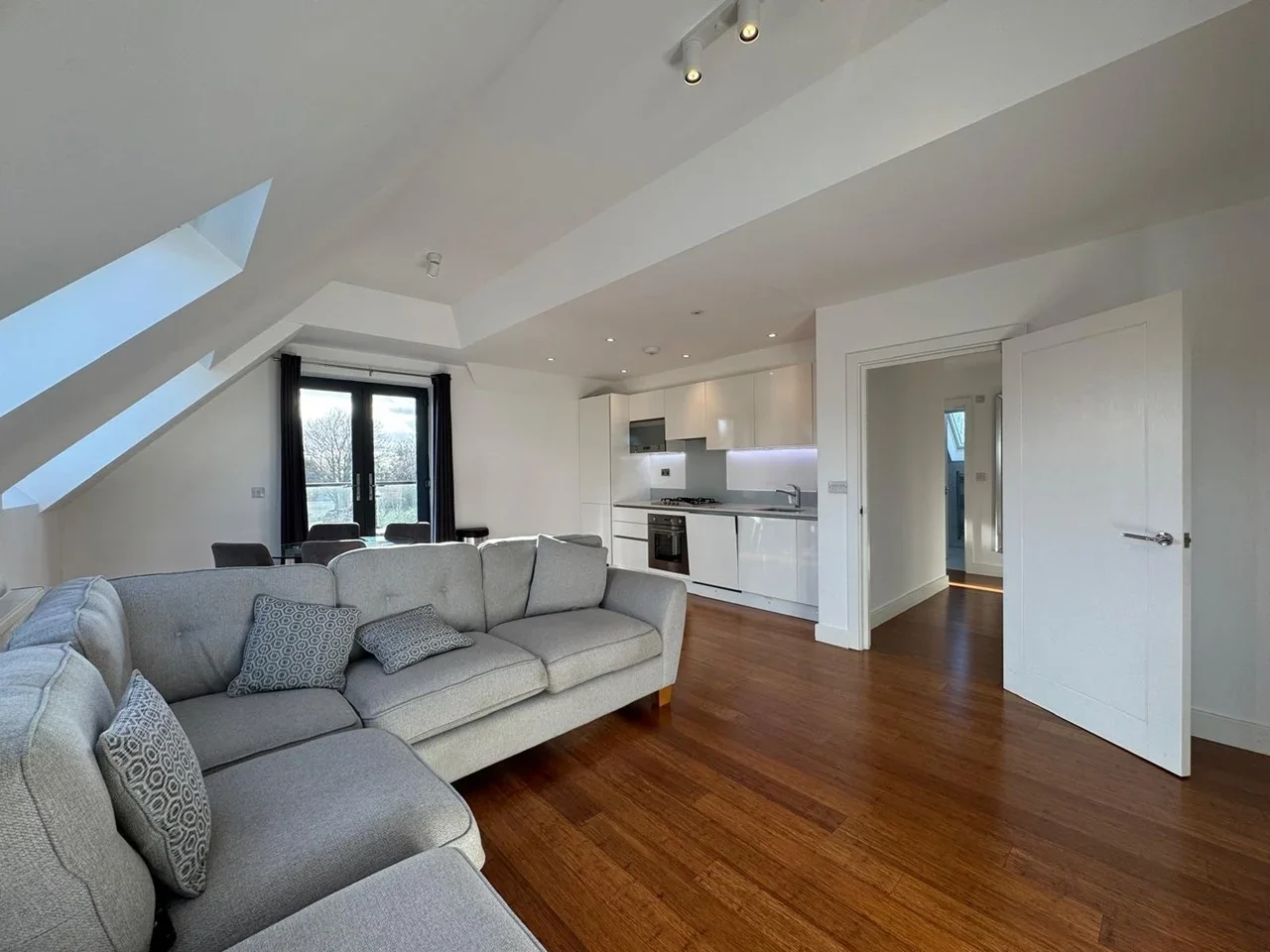 Flat Bramley Road in Greater London