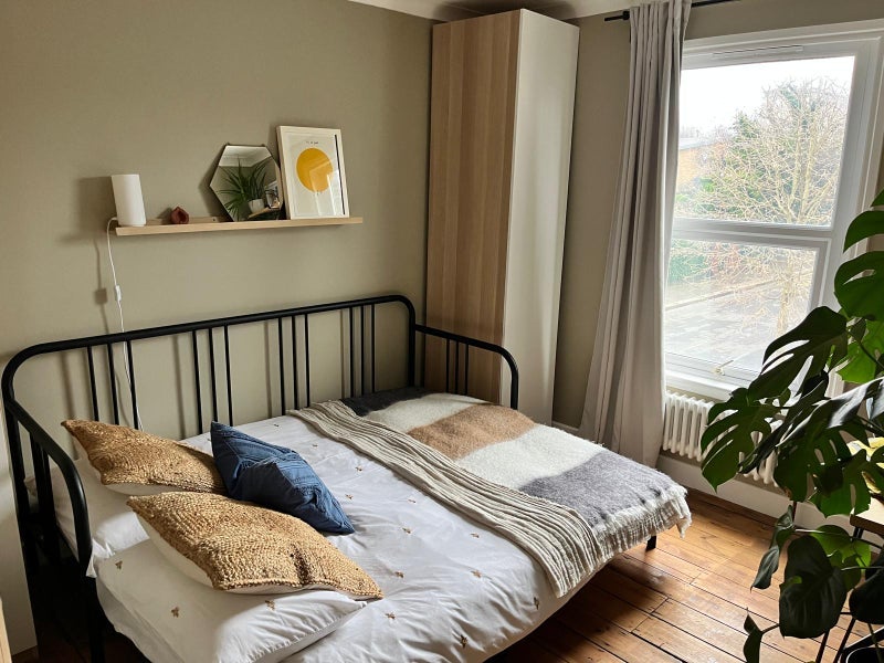 Room Ellingham Road in Greater London