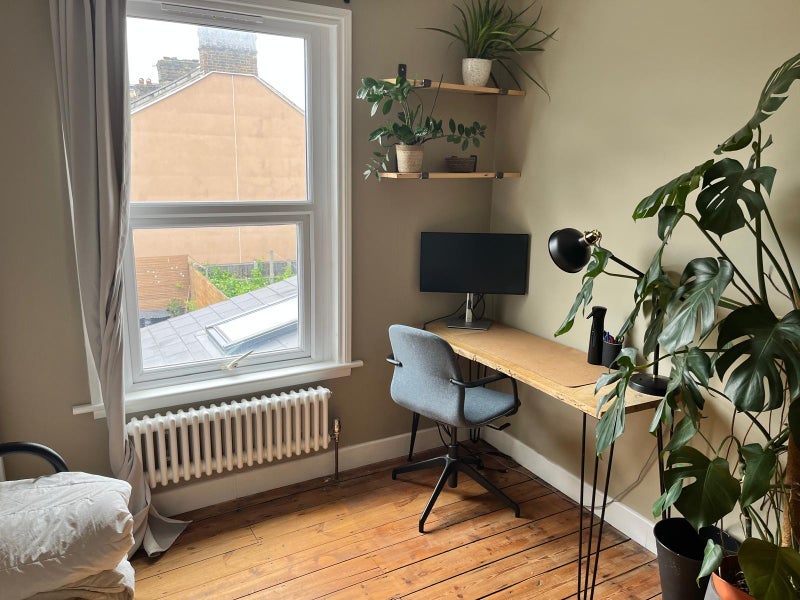 Room Ellingham Road in Greater London