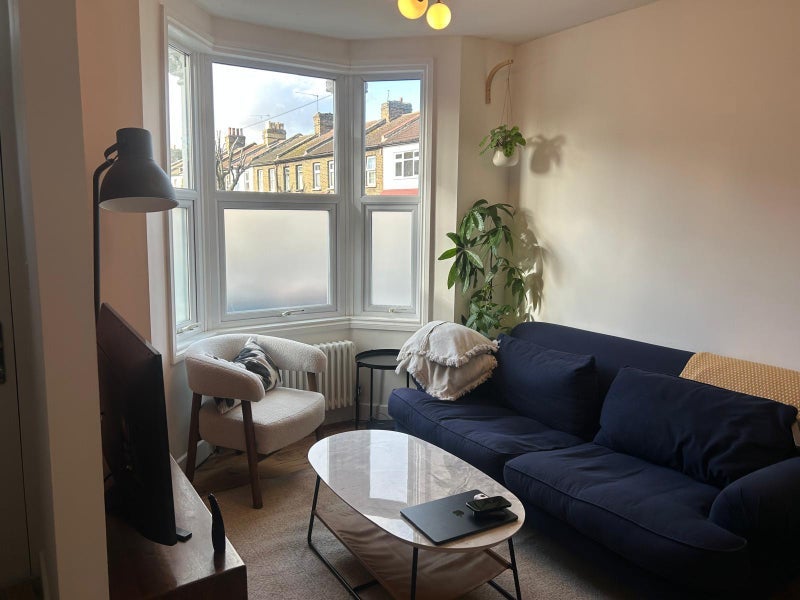 Room Ellingham Road in Greater London