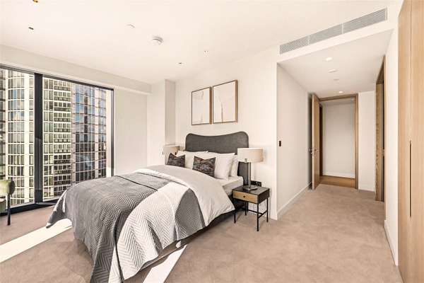 Flat Nine Elms Lane in Greater London