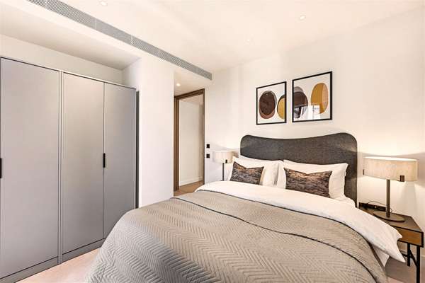 Flat Nine Elms Lane in Greater London