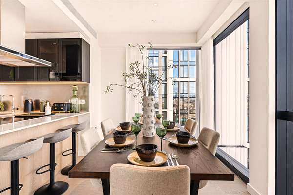 Flat Nine Elms Lane in Greater London