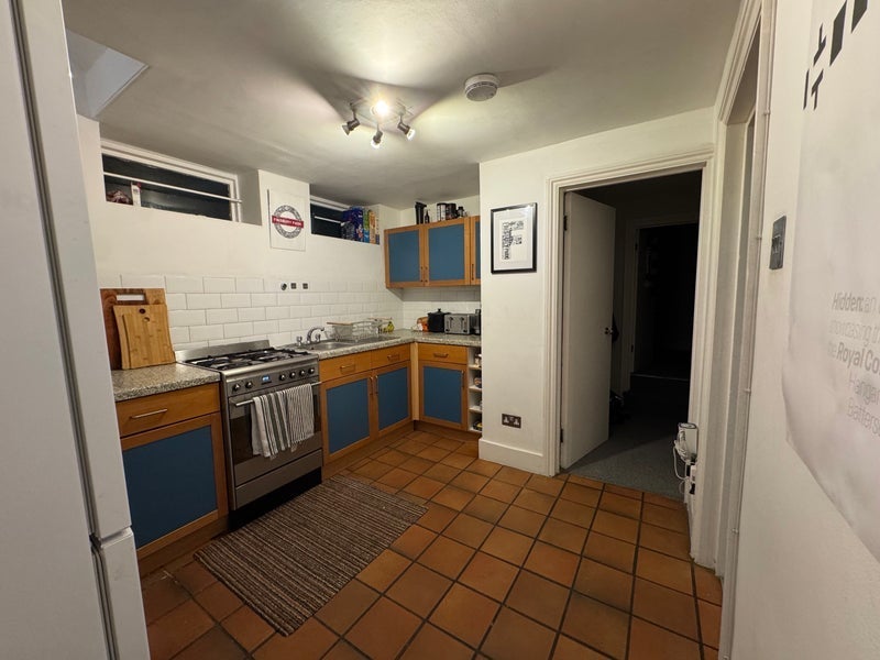 Room Haselrigge Road in Greater London