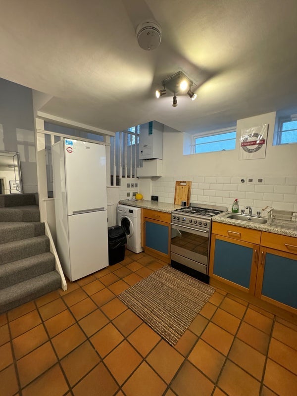 Room Haselrigge Road in Greater London