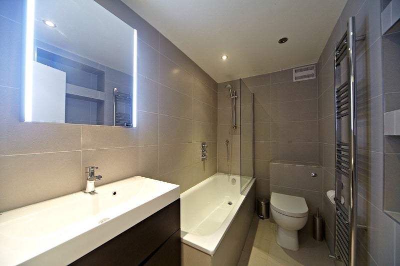 Room Haselrigge Road in Greater London
