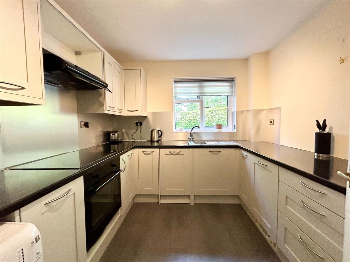 Flat Downview Close in Waverley