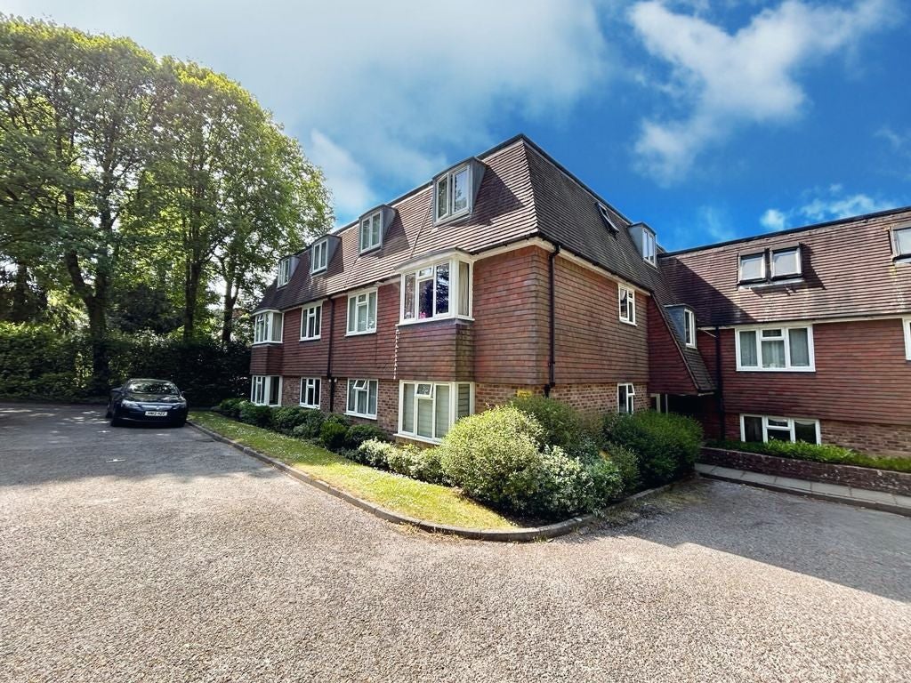 Flat Downview Close in Waverley