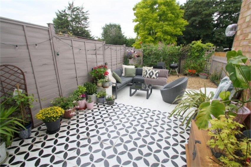 Flat Bramley Close in Borough of Spelthorne