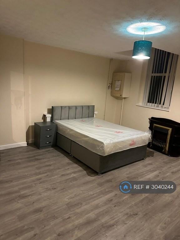 Room Westfield Road in Wakefield