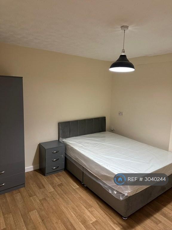 Room Westfield Road in Wakefield