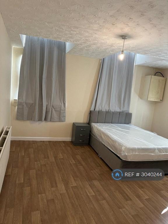 Room Westfield Road in Wakefield