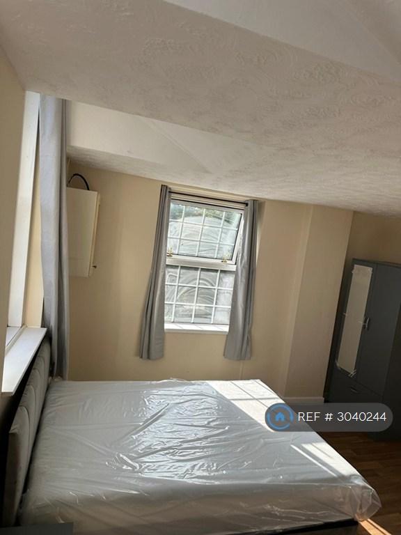 Room Westfield Road in Wakefield