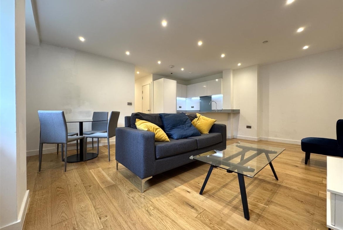 Flat Rockingham Road in Greater London