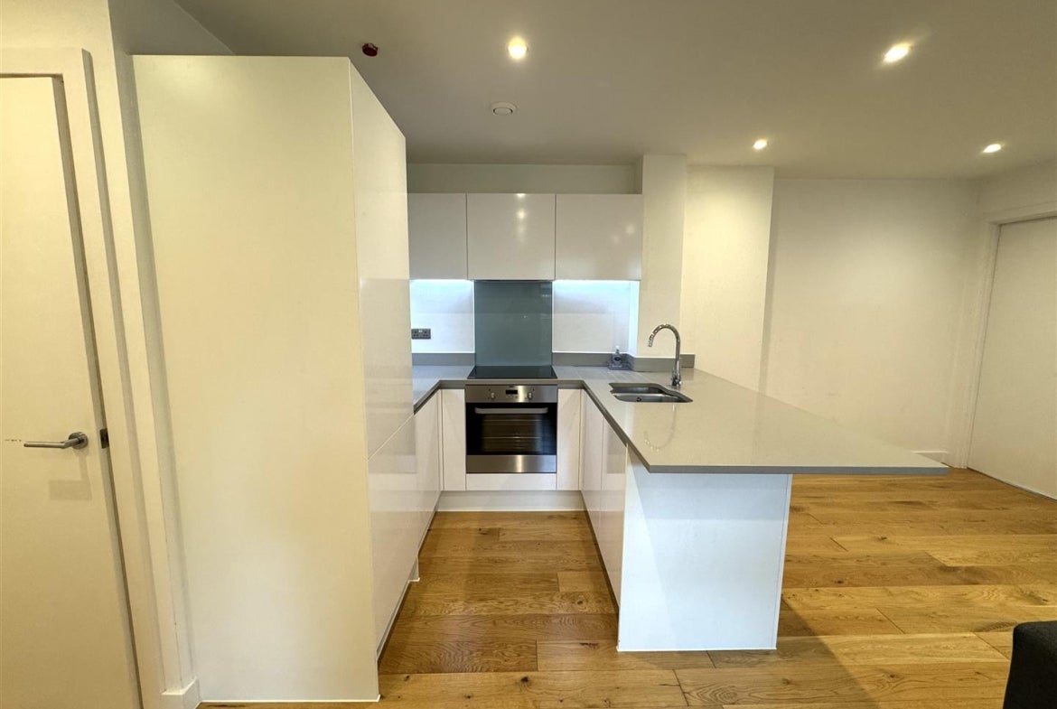Flat Rockingham Road in Greater London