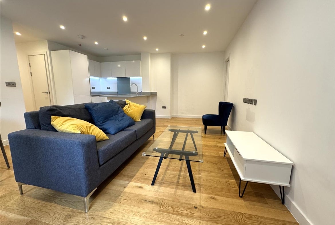 Flat Rockingham Road in Greater London