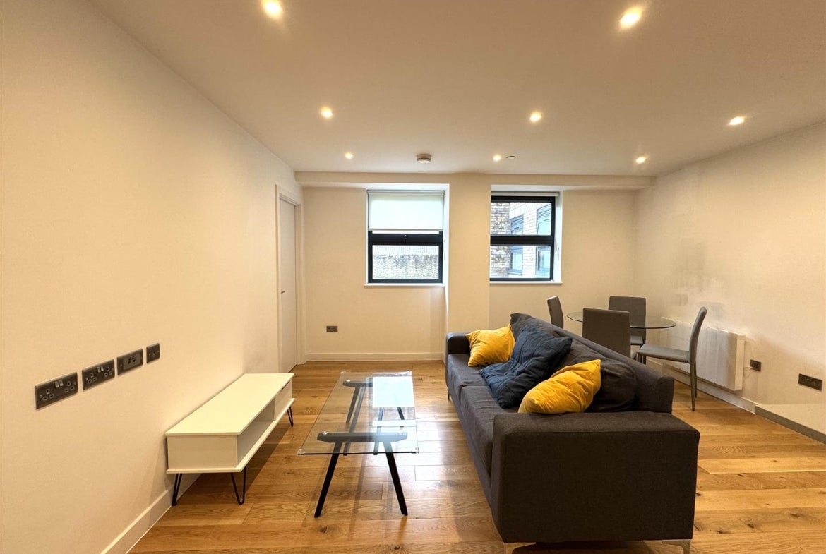 Flat Rockingham Road in Greater London