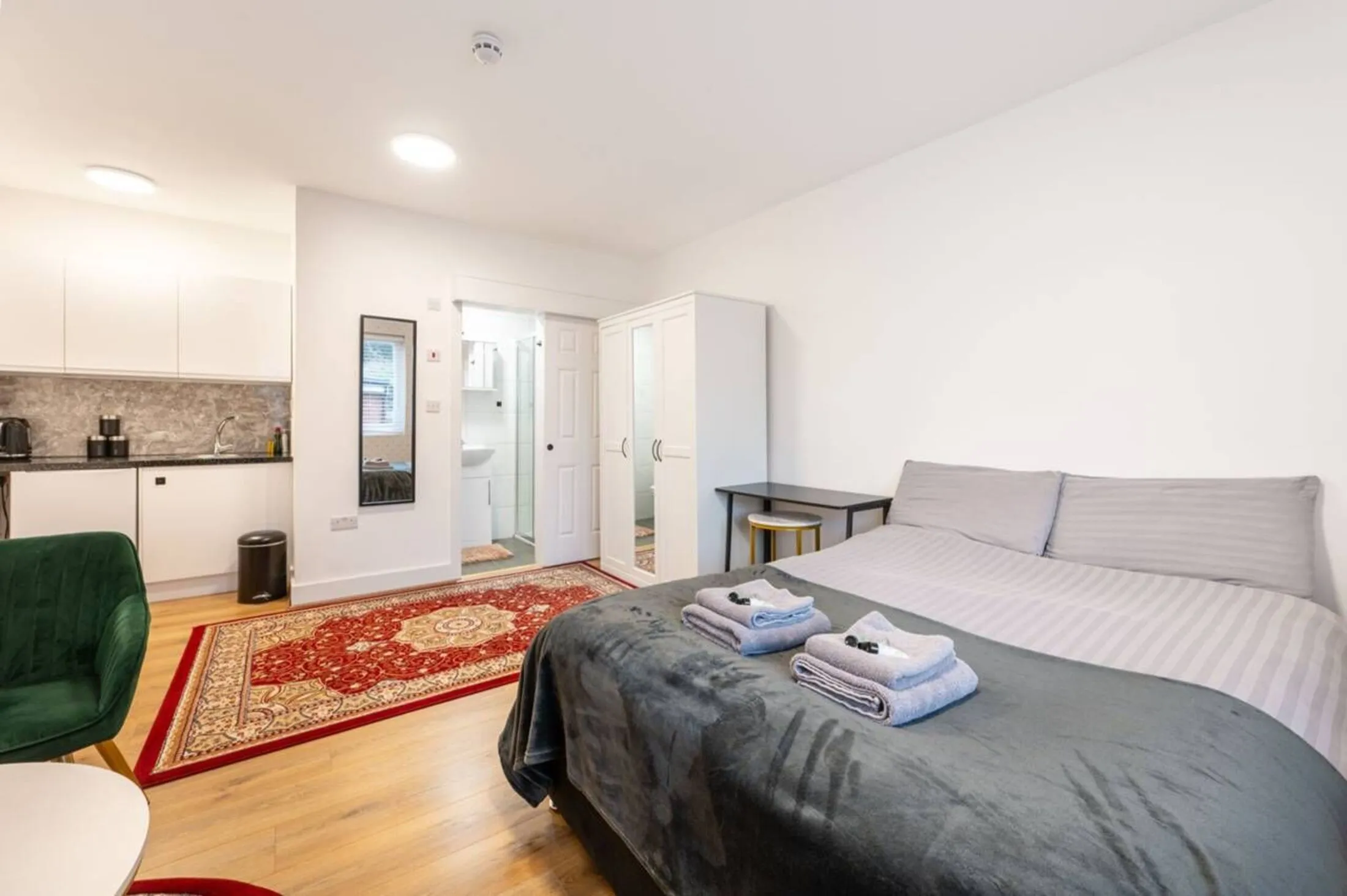 Flat Walton Close in Greater London