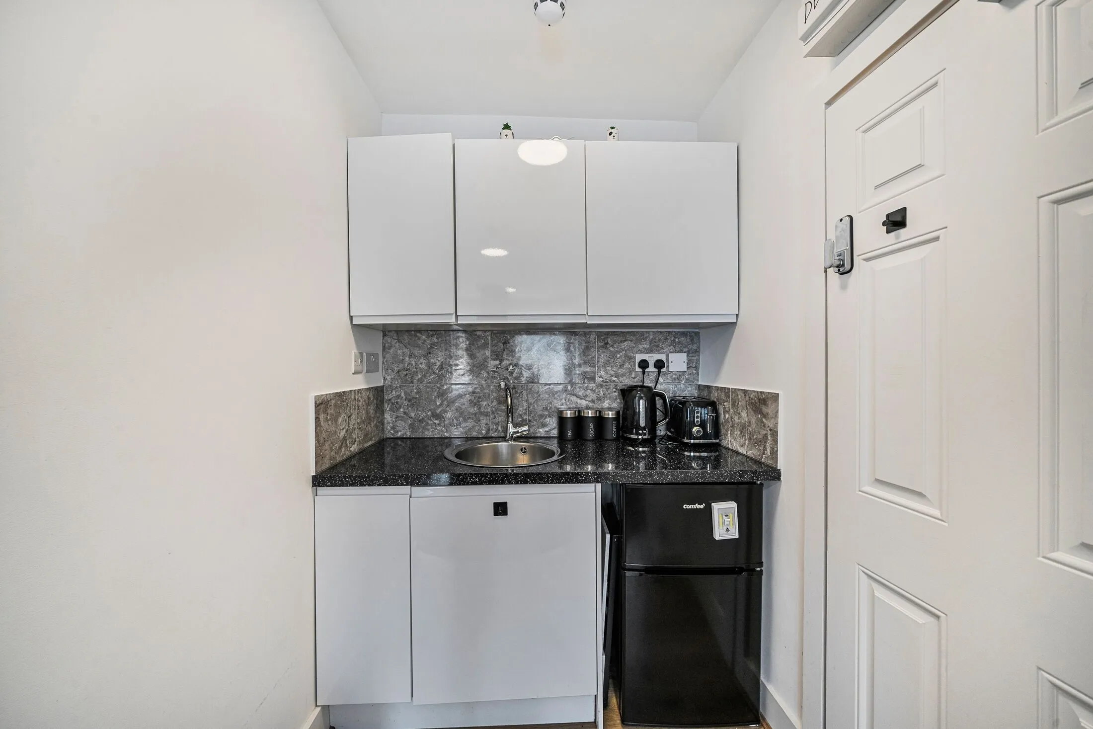 Flat Walton Close in Greater London