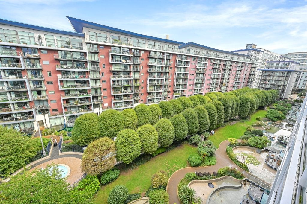 Flat Queenstown Road in Greater London