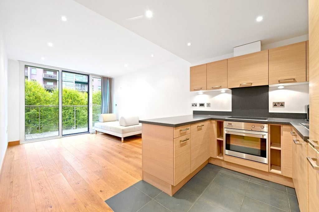 Flat Queenstown Road in Greater London