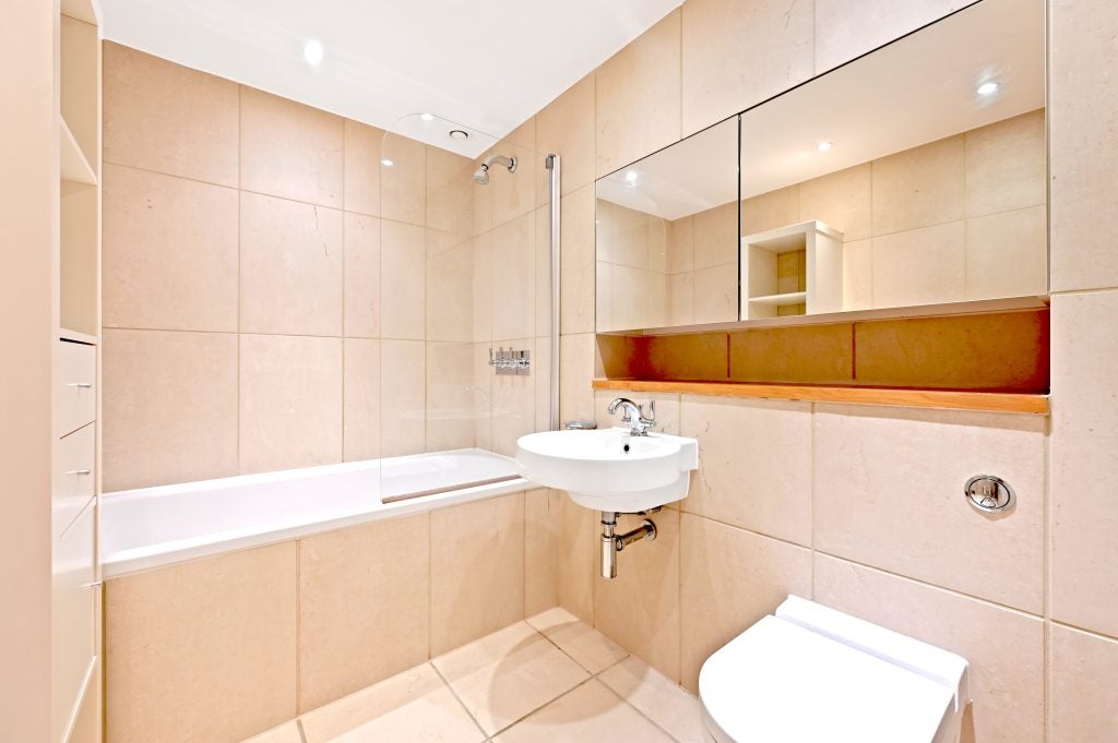 Flat Queenstown Road in Greater London