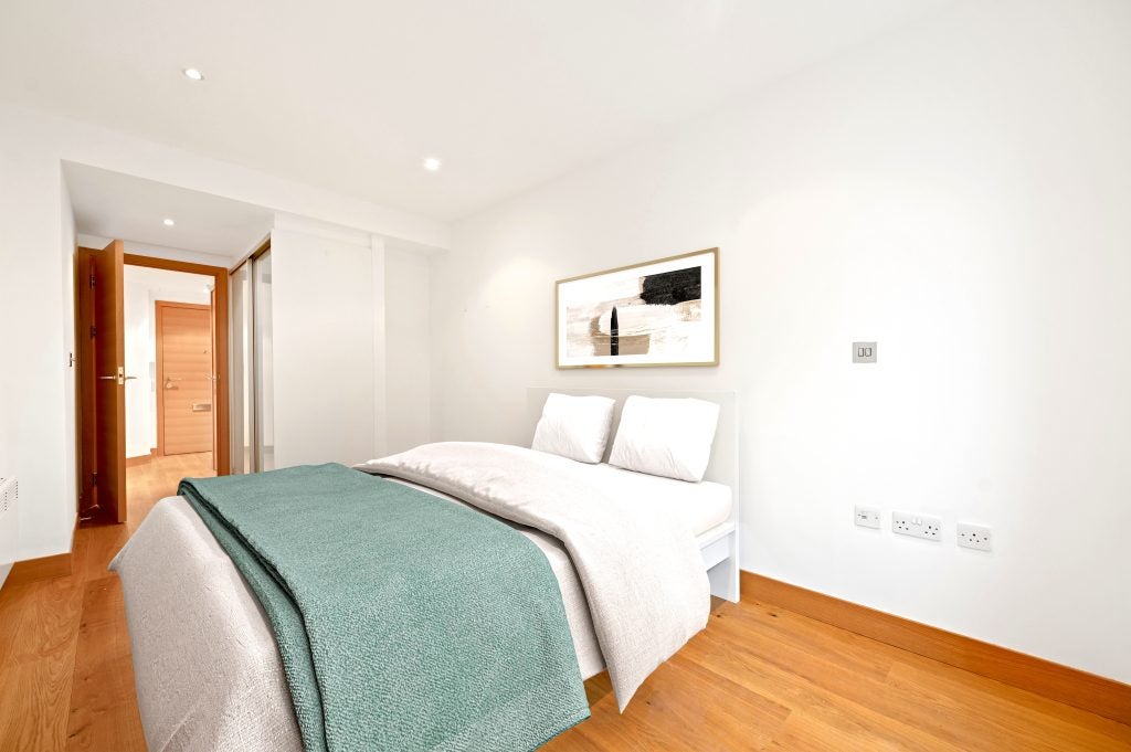 Flat Queenstown Road in Greater London