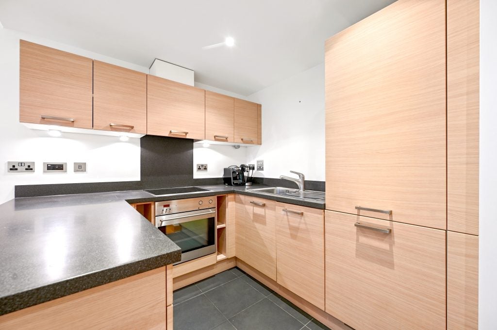 Flat Queenstown Road in Greater London