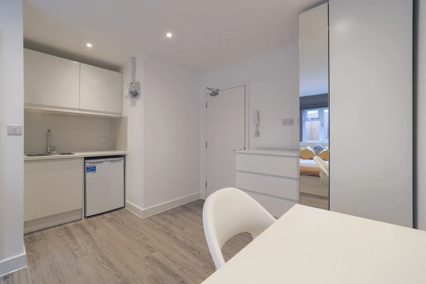 Room Cardinal Avenue in Hertsmere